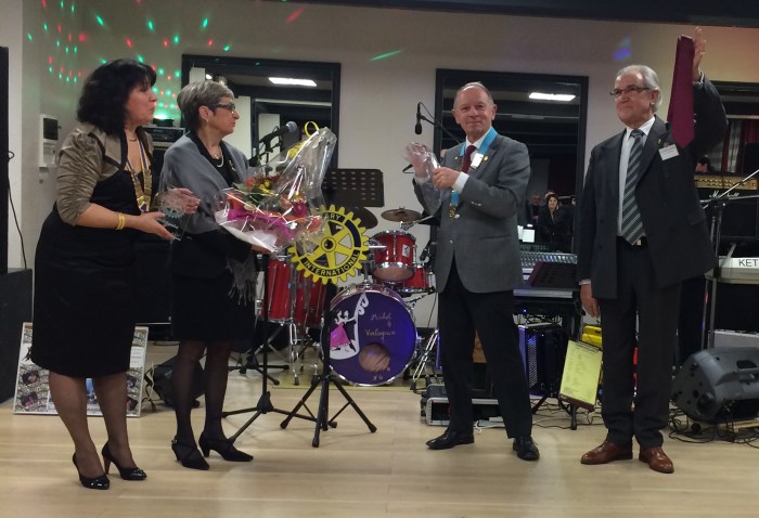 Alain CLEMENTEL, président nommé, reçoit du gouverneur une très belle cravate.