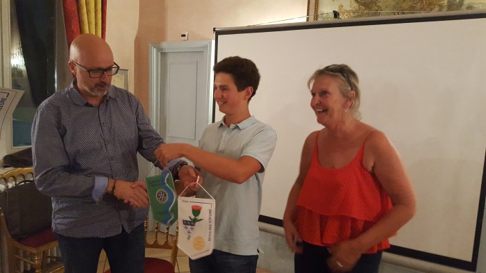 Echange de Fanion entre Konrad et Dominique Maurel avec Isabelle ROUZEAU, responsable de l'action jeunesse du club.